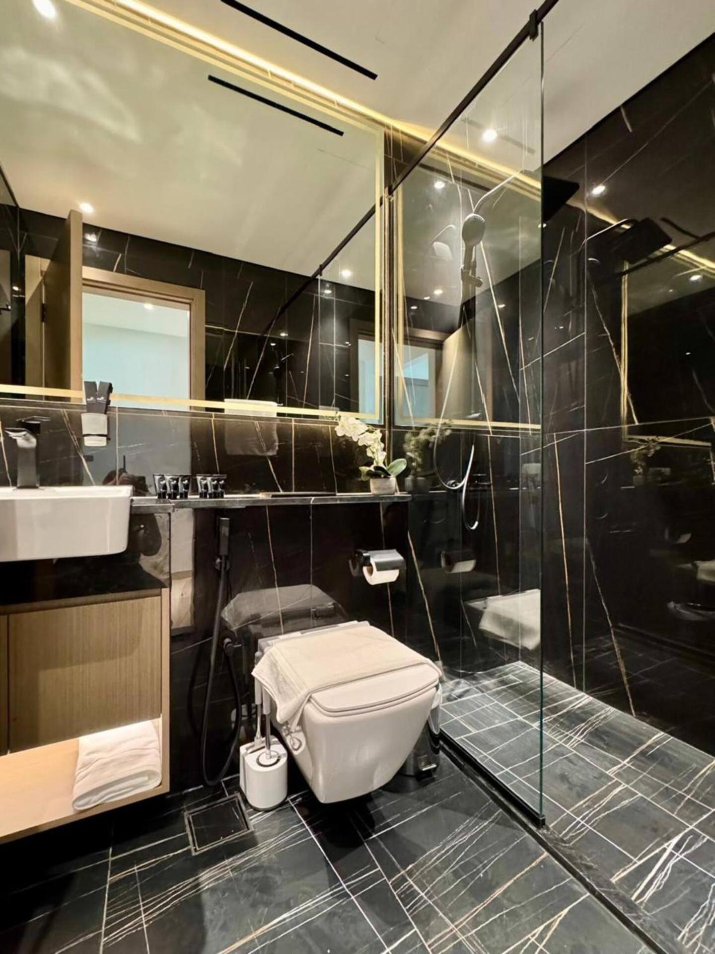 Elegant 2-bedroom Apartment *