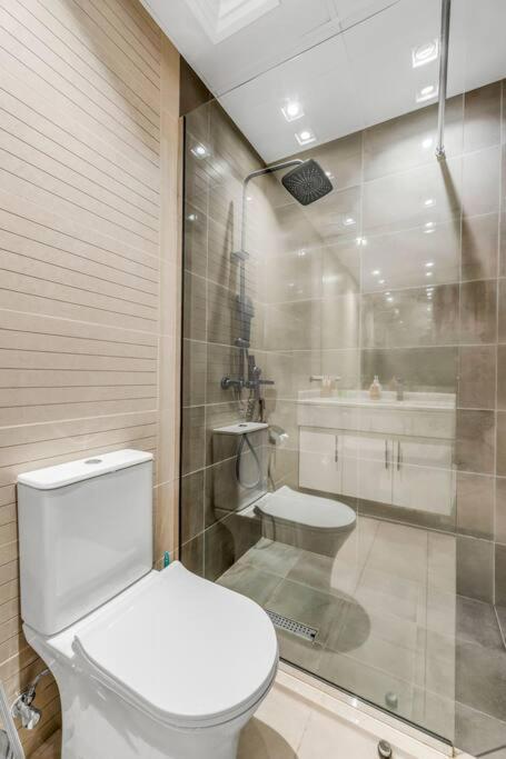 Waves - Charming With Views Close To Metro Apartment *