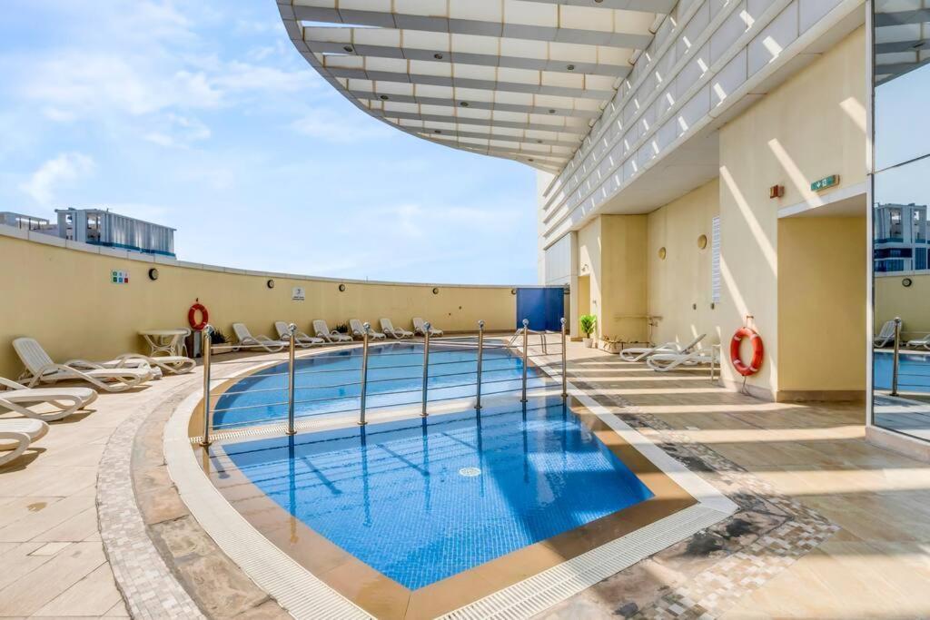 Apartment Waves - Charming With Views Close To Metro *
