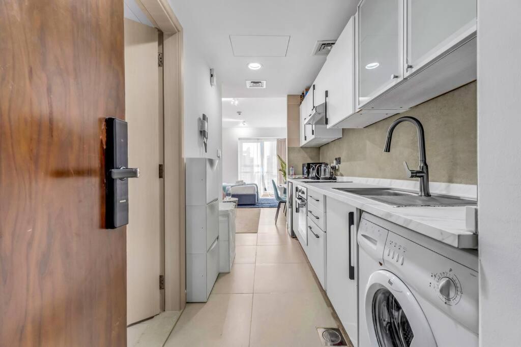 Waves - Charming With Views Close To Metro Apartment Dubai