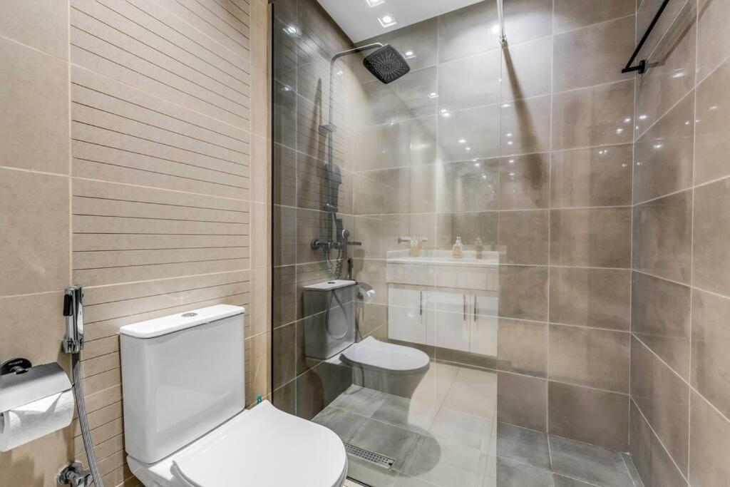 Waves - Charming With Views Close To Metro Dubai