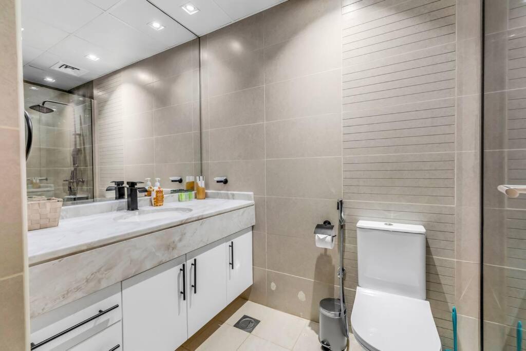 Waves - Charming With Views Close To Metro Apartment *