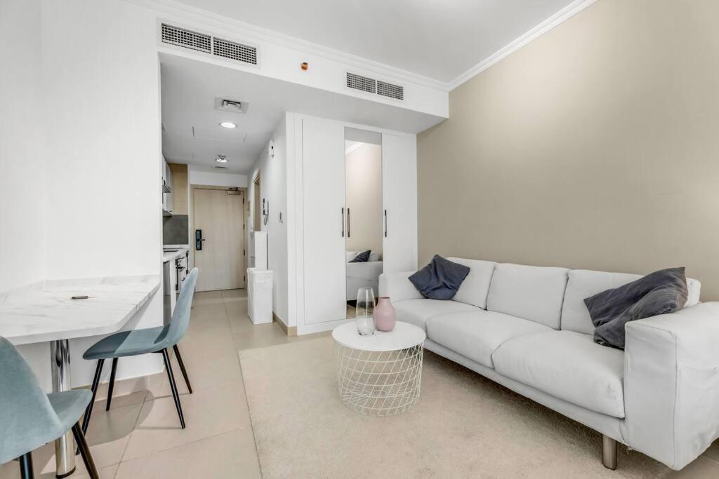 Apartment Waves - Charming With Views Close To Metro Dubai