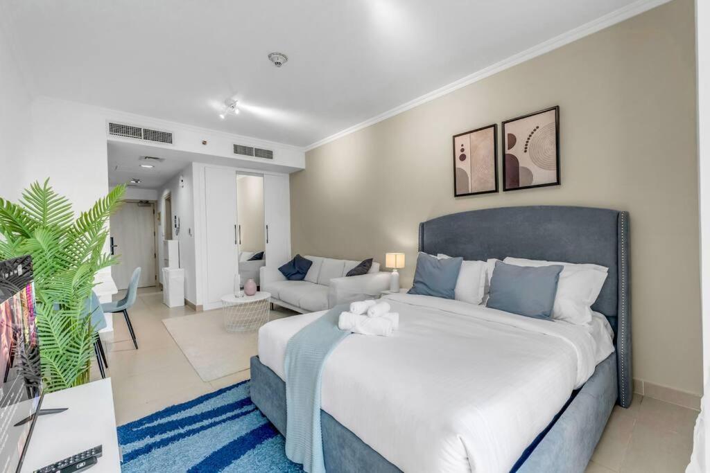 Waves - Charming With Views Close To Metro Apartment Dubai