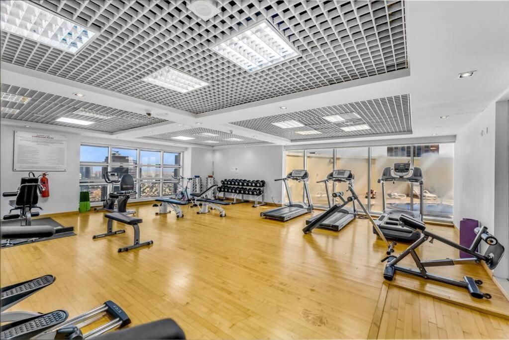 Waves - Charming With Views Close To Metro Apartment *