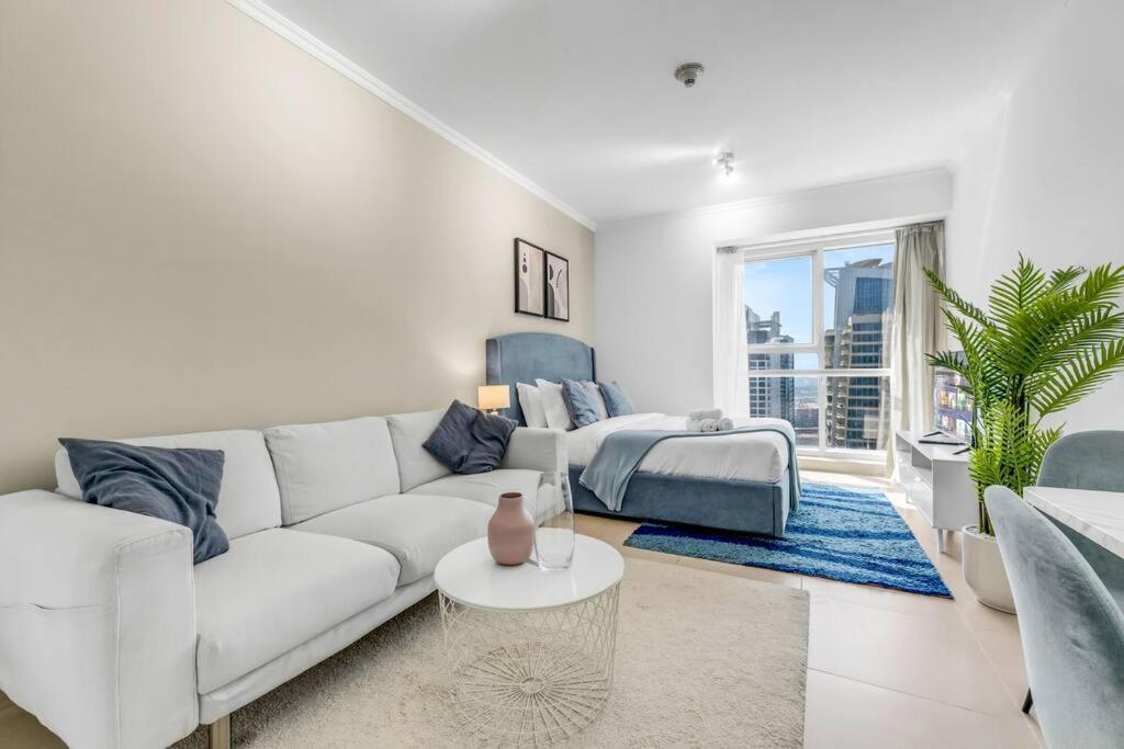 Waves - Charming With Views Close To Metro Apartment