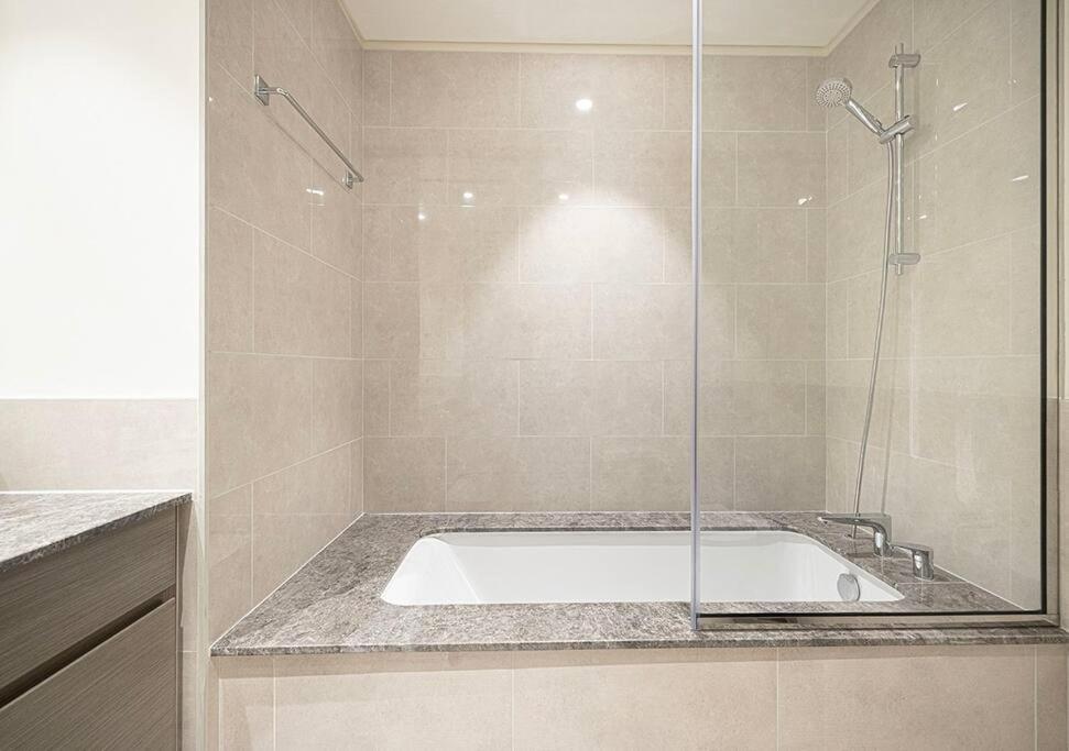 Downtown Sky High Luxury I And Sea Views I Opp Mall Burj Khalifa Apartment Dubai