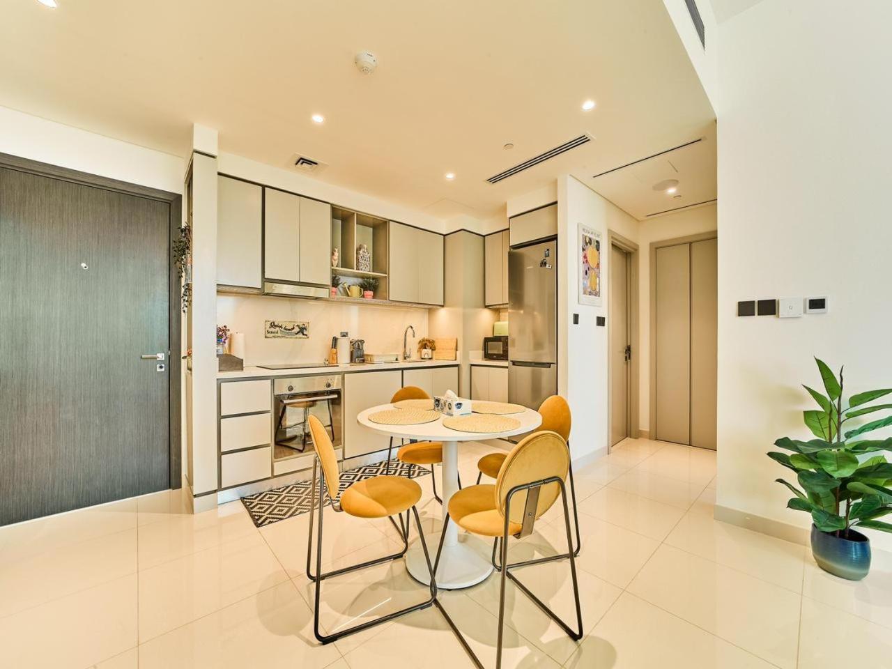 Beachfront Bliss: Chic 1 Bedroom Retreat By The Sea Apartment *