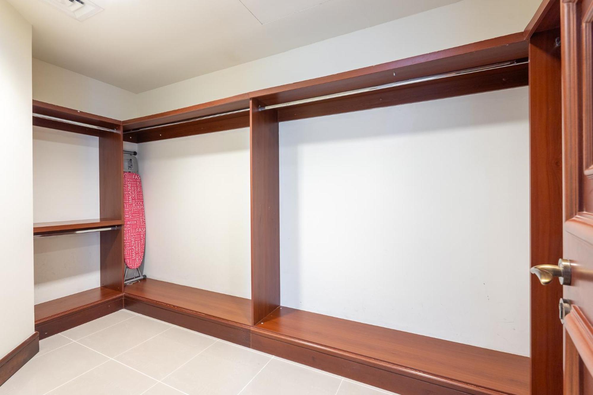 A Phenomenal In Golden Mile 6 Great For 5 Apartment *