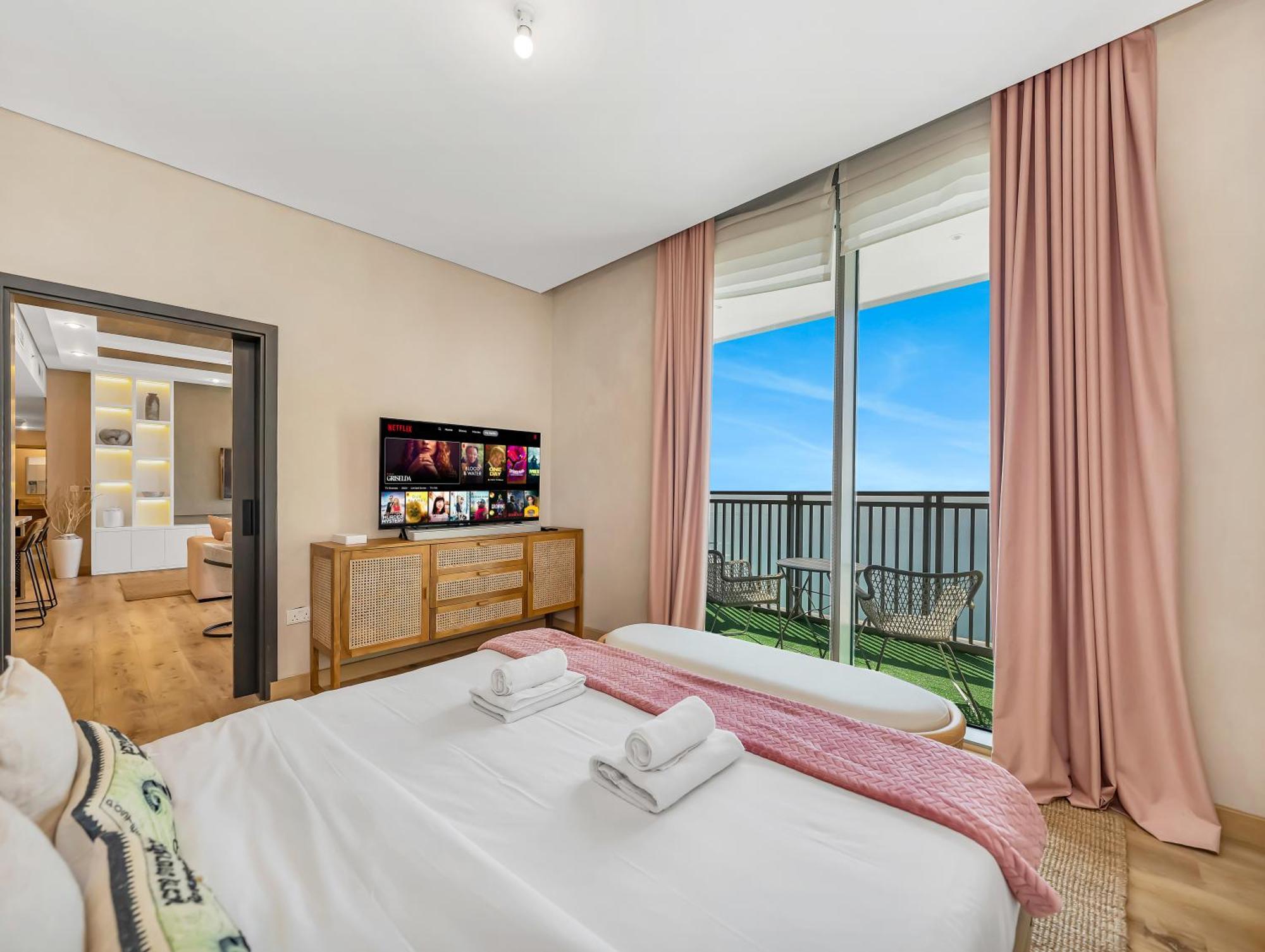 Apartment Luxurious 4bdr With Ocean Views In Jbr, Bluewaters Dubai