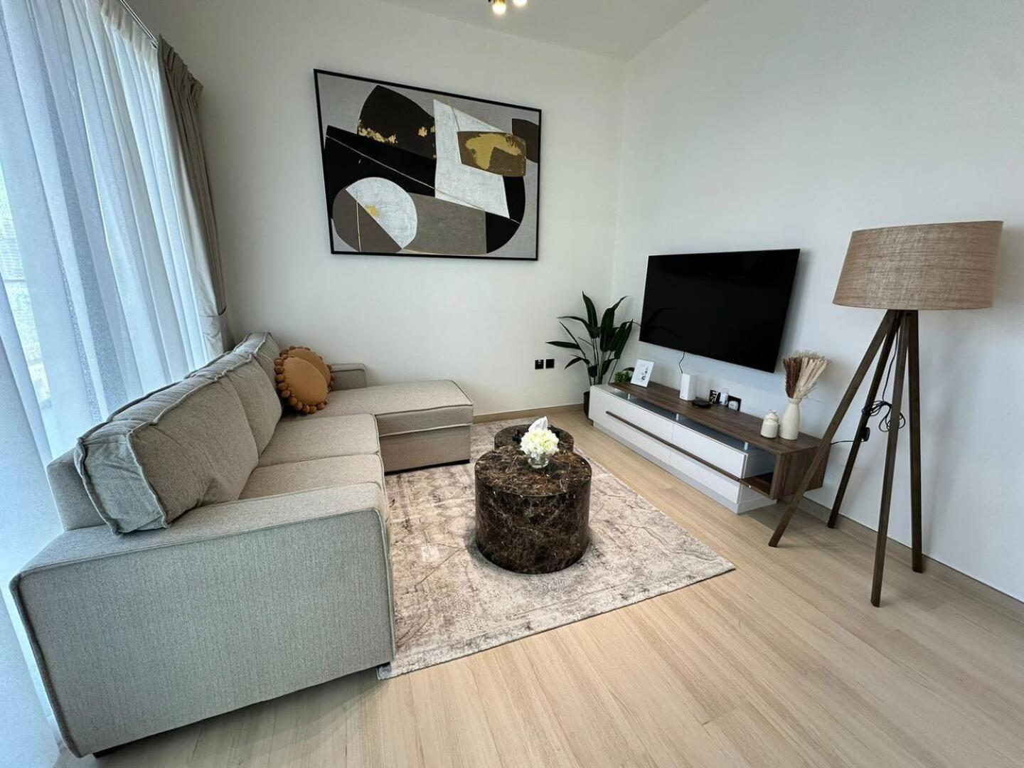 Spacious 1-bedroom With Pool View Apartment *
