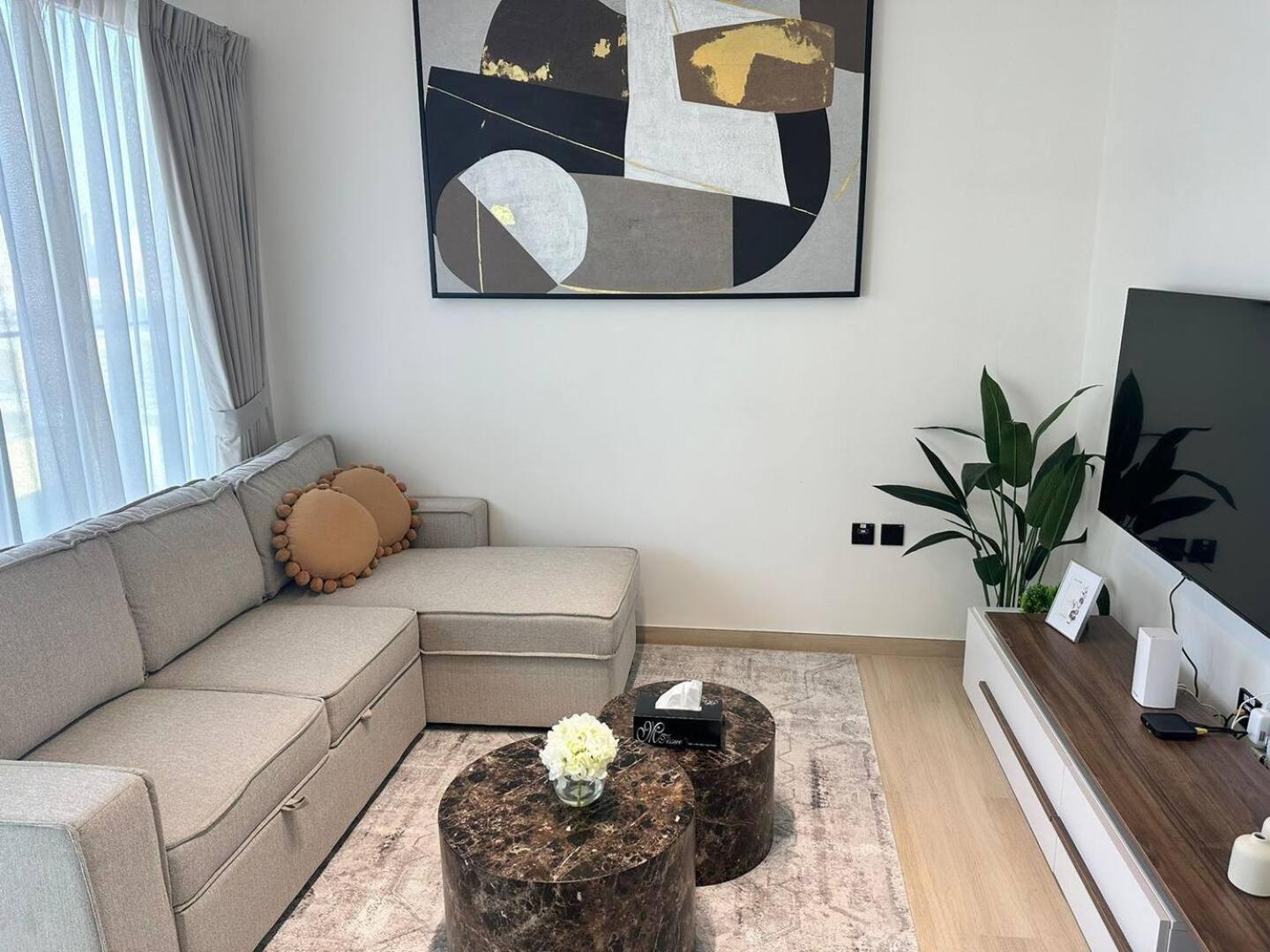 Apartment Spacious 1-bedroom With Pool View *