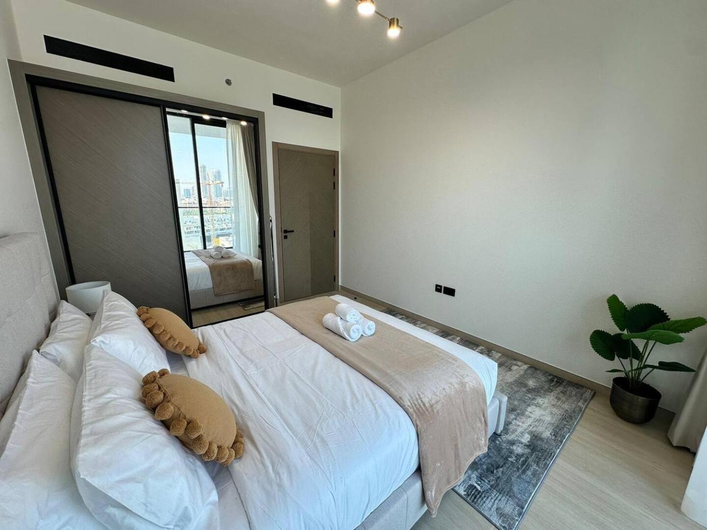 Spacious 1-bedroom With Pool View