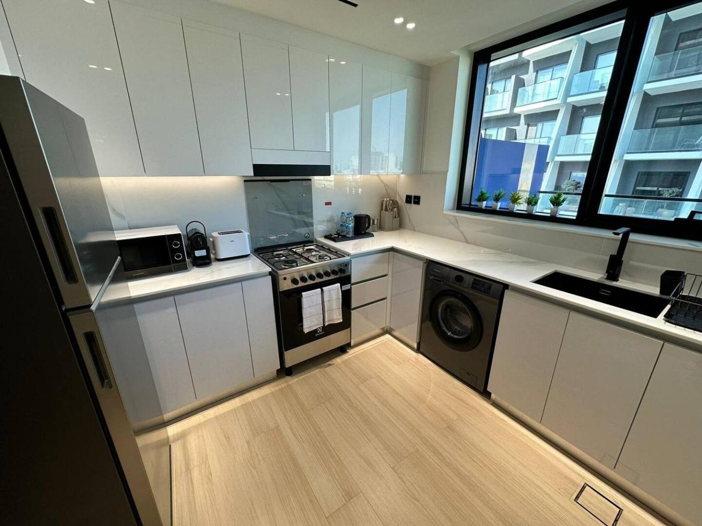 Spacious 1-bedroom With Pool View