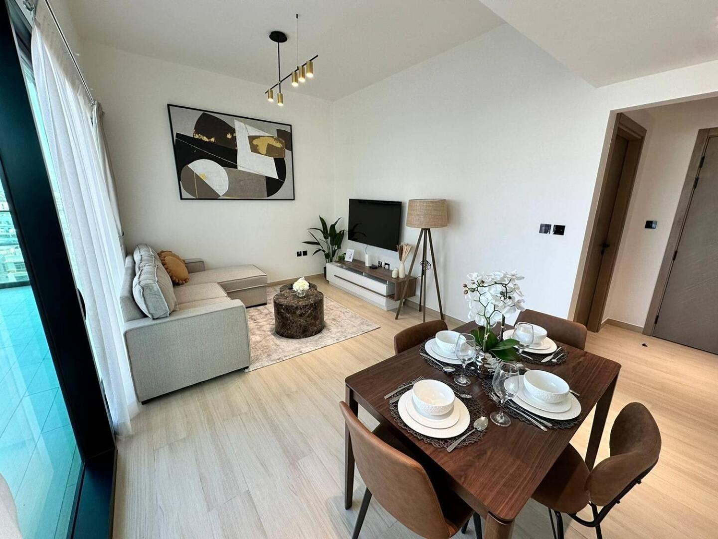 Apartment Spacious 1-bedroom With Pool View