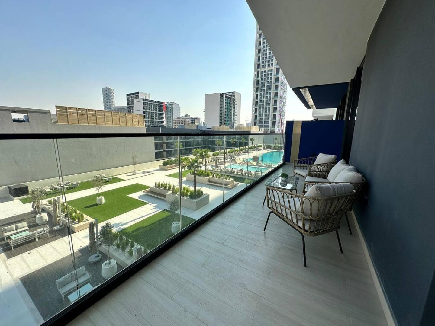 Spacious 1-bedroom With Pool View Apartment *