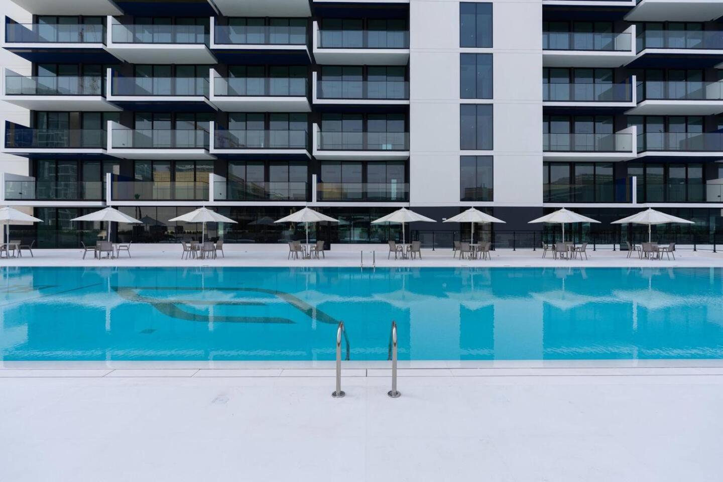 Apartment Spacious 1-bedroom With Pool View