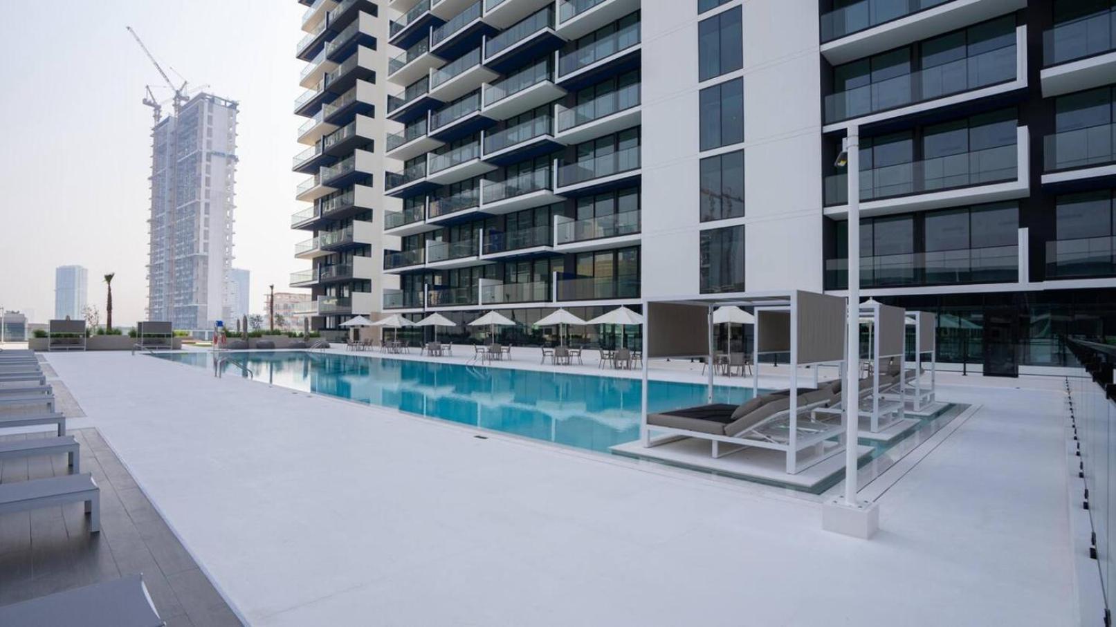 Apartment Spacious 1-bedroom With Pool View *