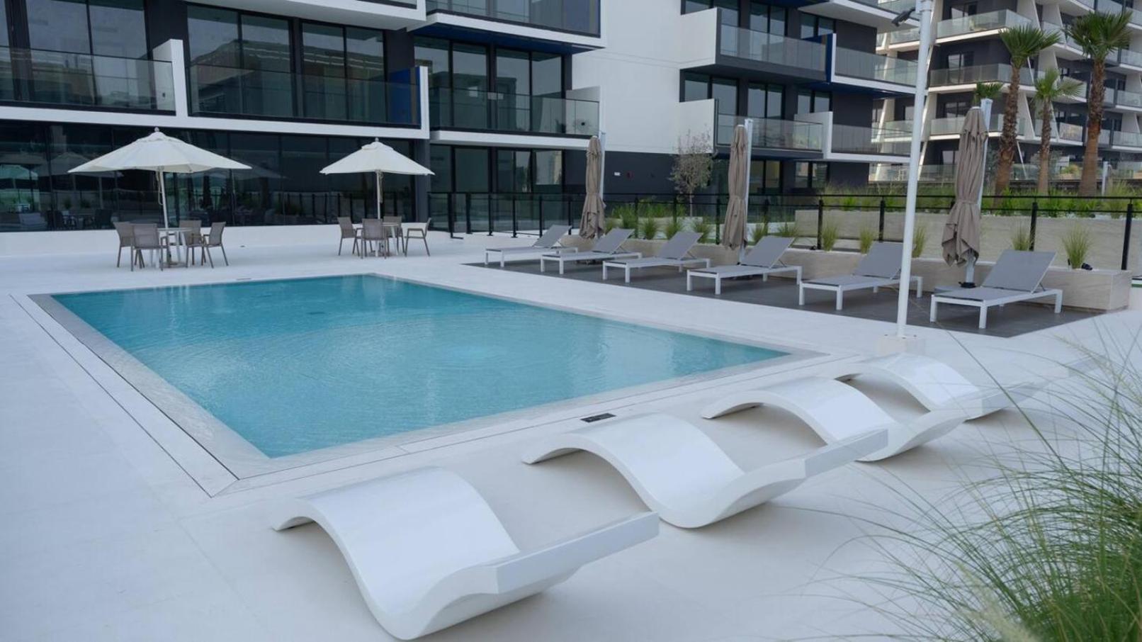 Spacious 1-bedroom With Pool View *