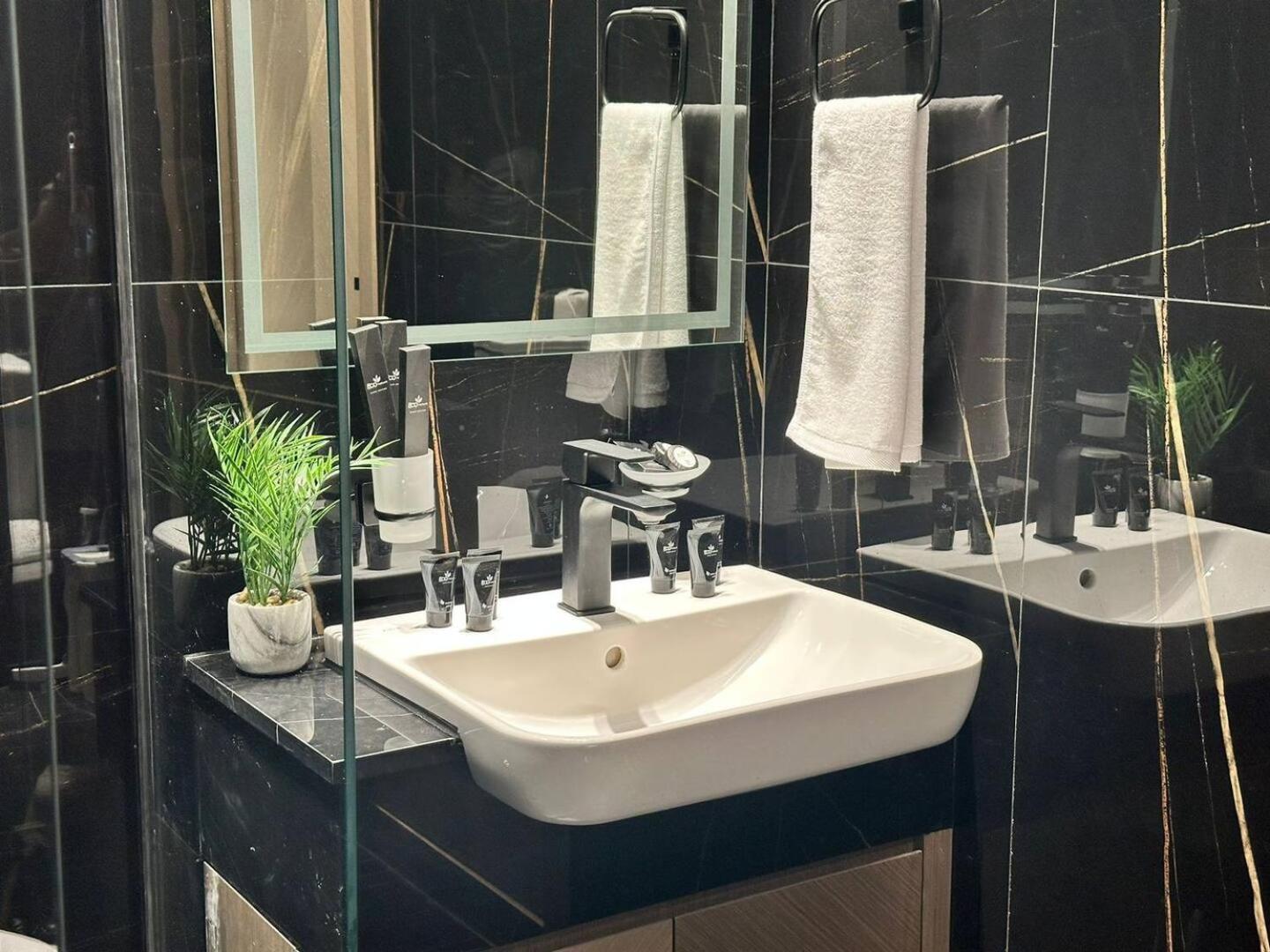 Spacious 1-bedroom With Pool View * Dubai