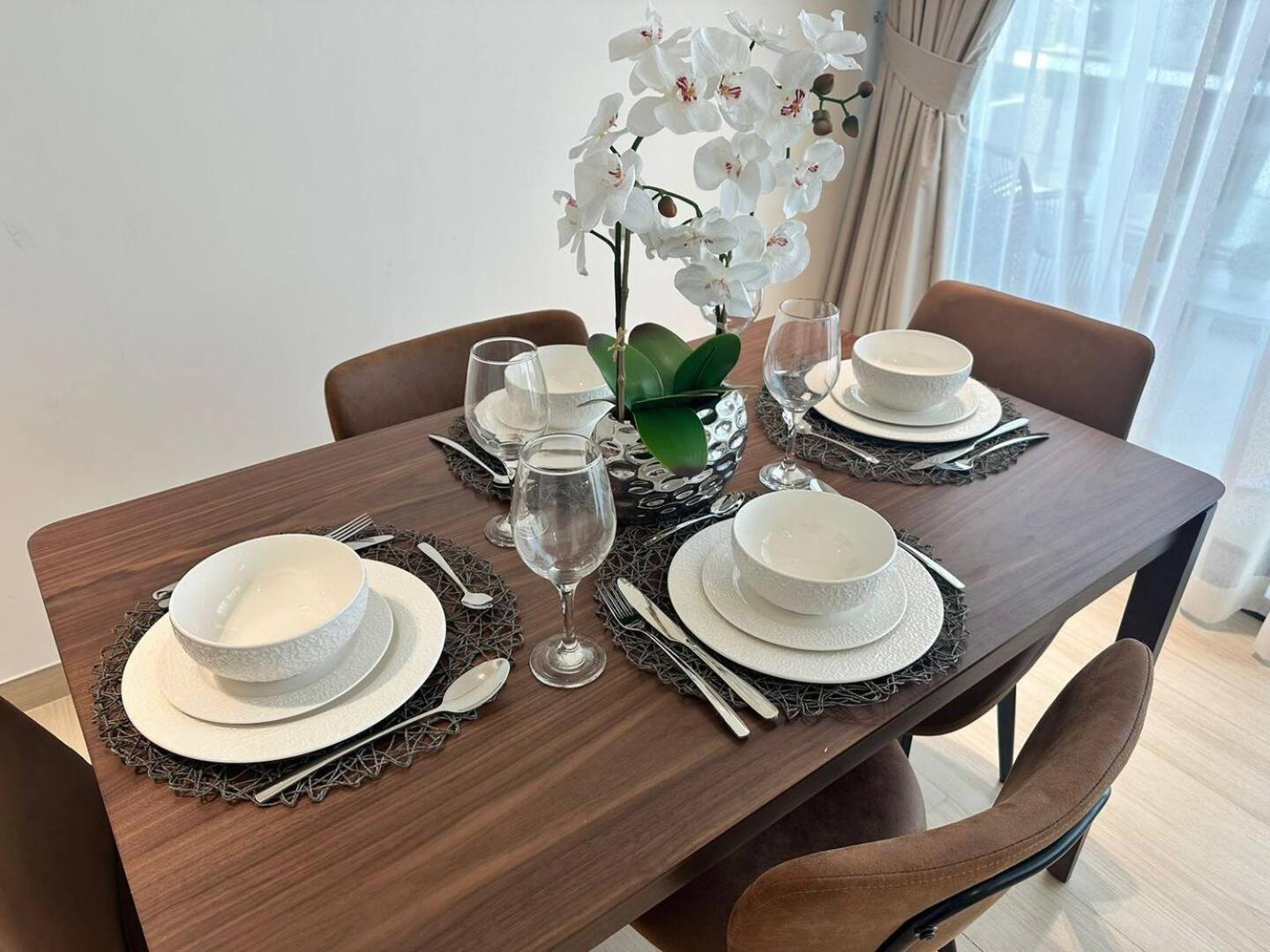 Spacious 1-bedroom With Pool View Apartment