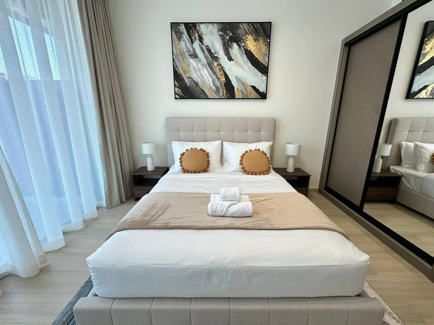 Apartment Spacious 1-bedroom With Pool View