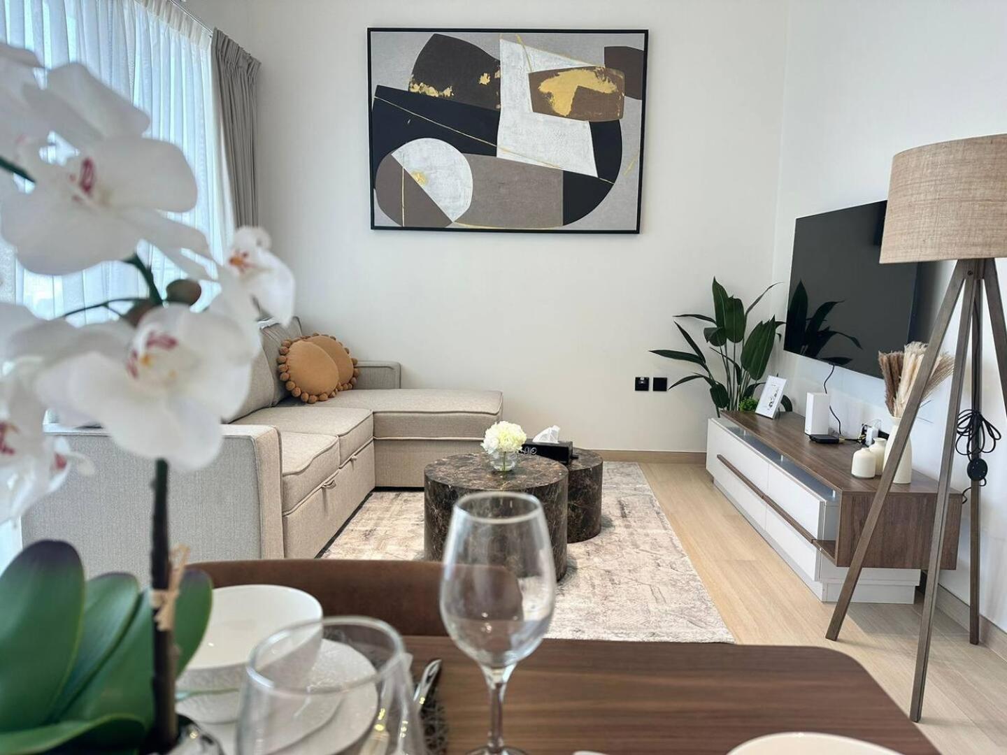 Spacious 1-bedroom With Pool View *