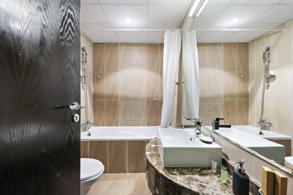 Apartment Spacious 1-bedroom In Jlt Dubai