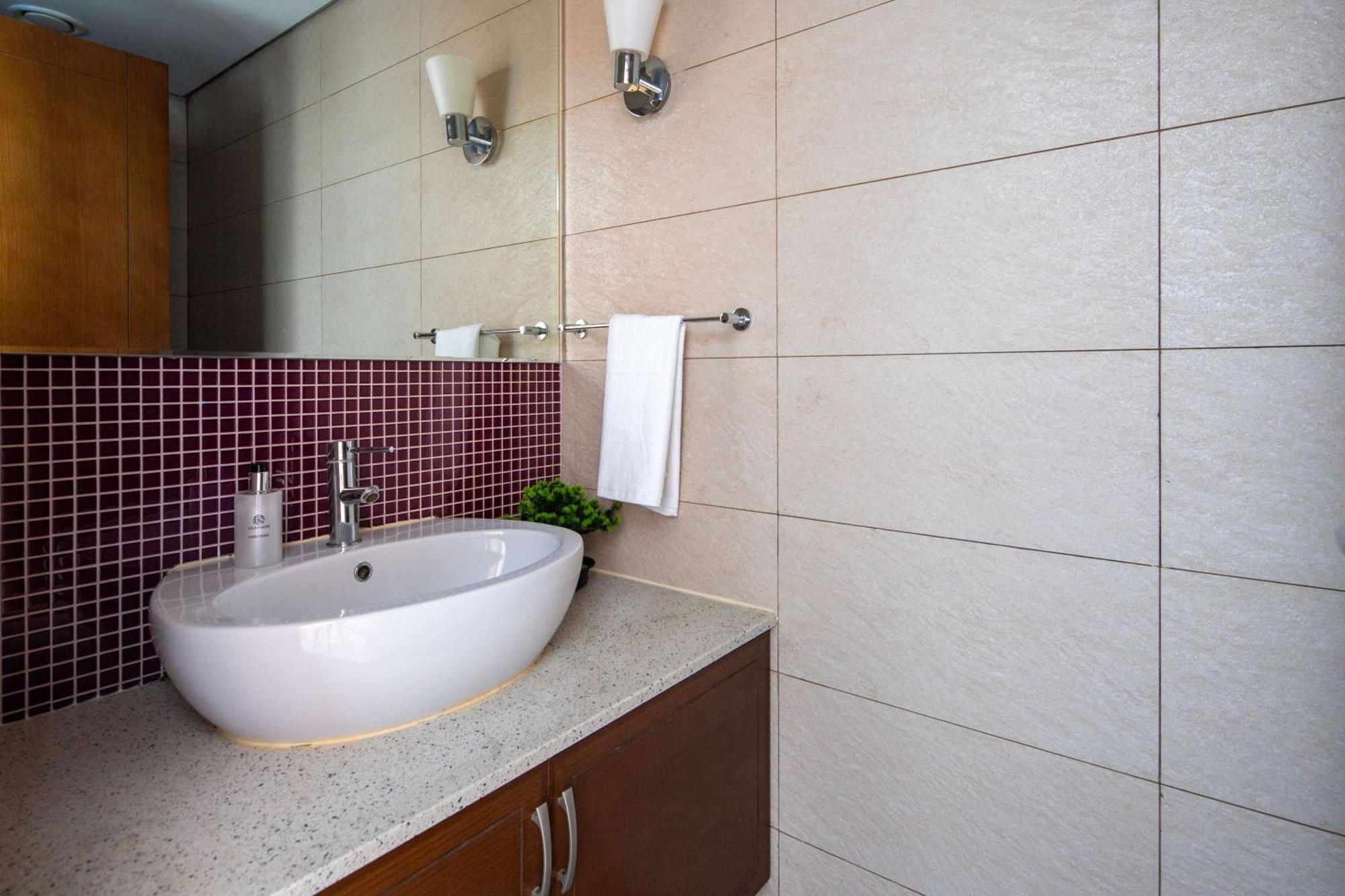 Frank Porter - Marina 3, Palm Jumeirah * Dubai