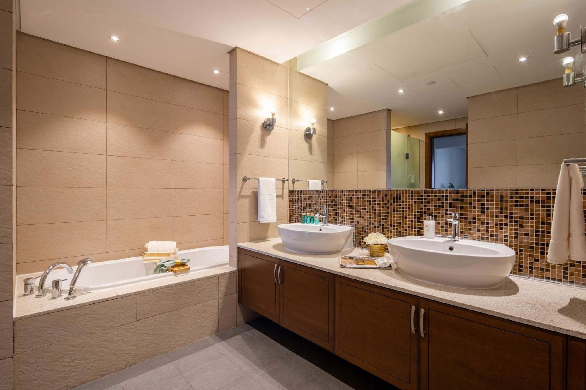 Frank Porter - Marina 3, Palm Jumeirah Apartment *