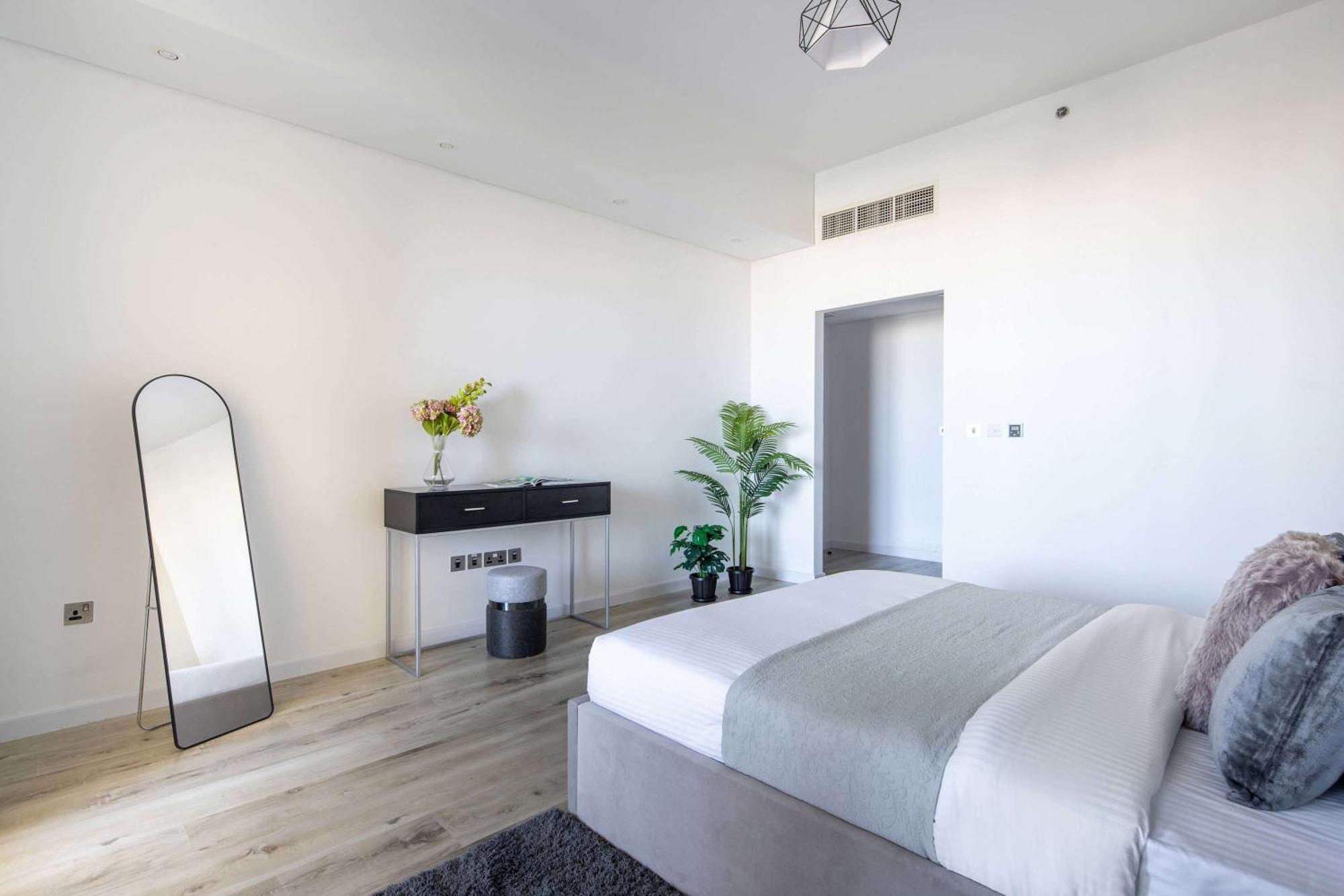 Frank Porter - Marina 3, Palm Jumeirah Apartment Dubai