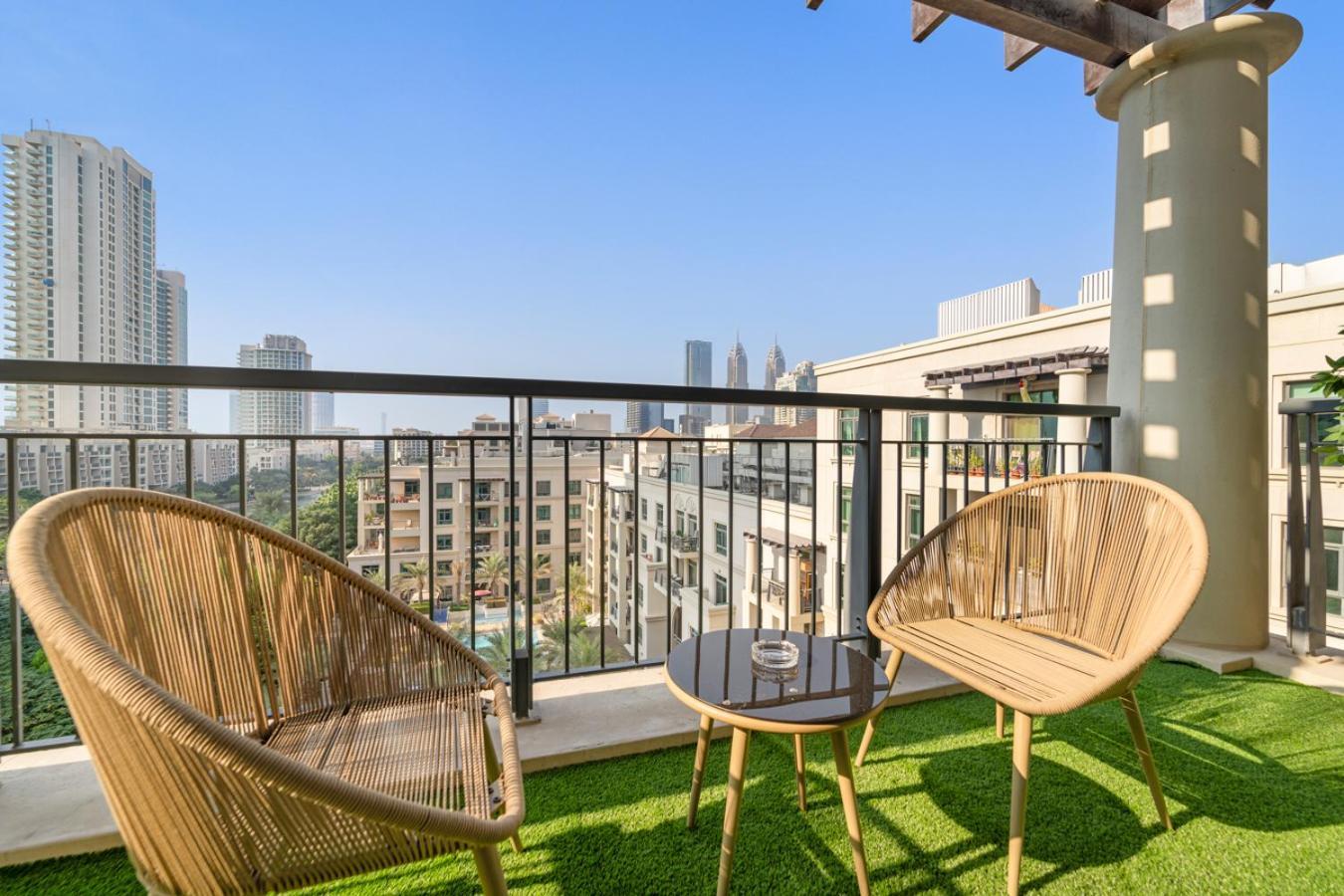 Apartment Stunning 2-bedroom Travo Dubai