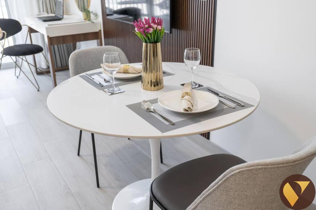 Apartment Vogue Luma22 Jvc 5 Mins Circle Mall & 12 Mins Emirates Mall Dubai