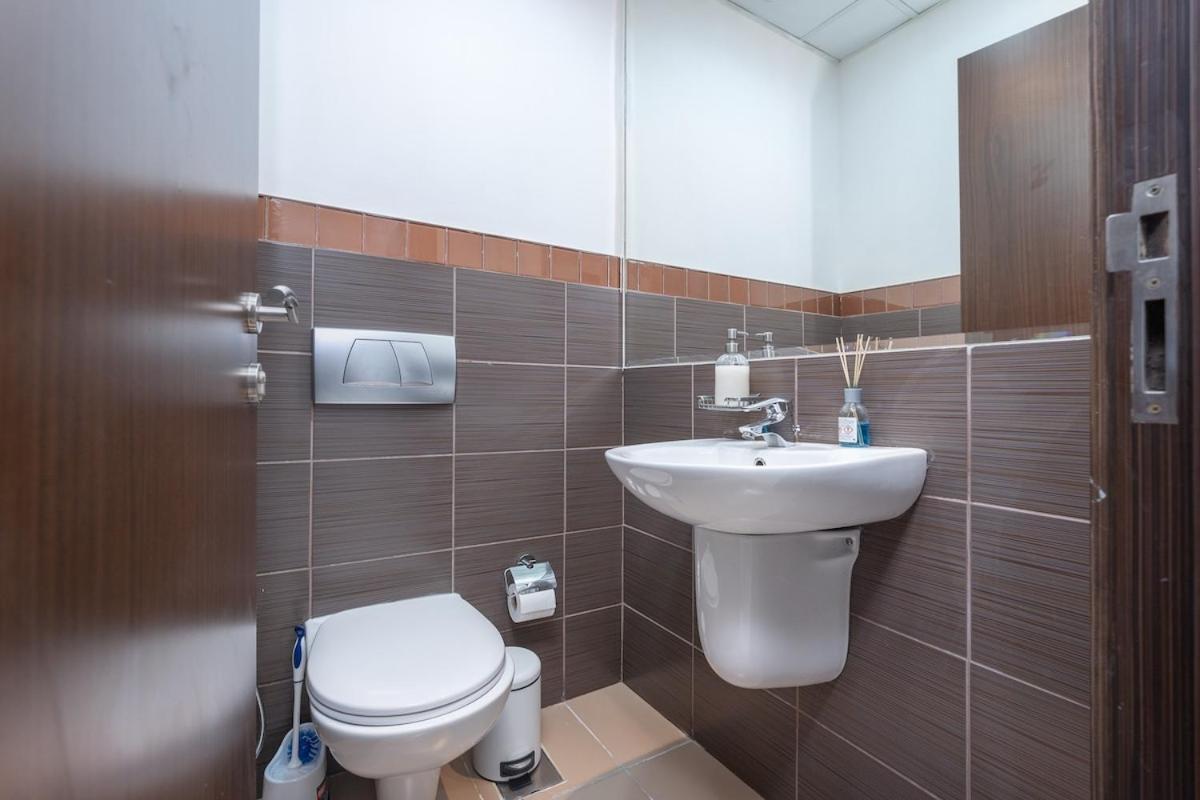 Awesome 1-bedroom Perfect For 4 In Business Bay Apartment *