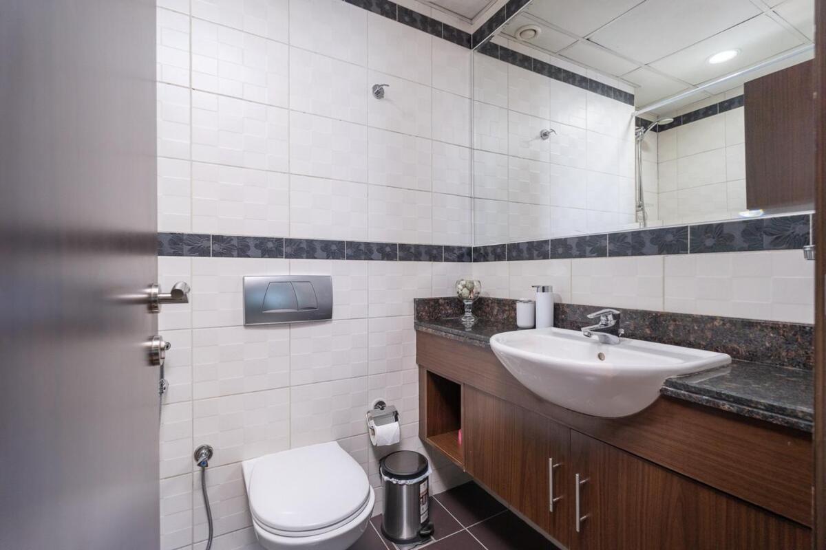 Awesome 1-bedroom Perfect For 4 In Business Bay *
