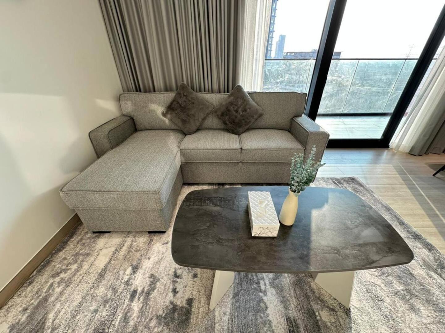 Roomy 1 Bedroom With Pool View Apartment *