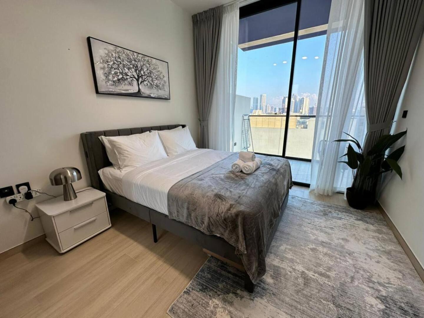 Roomy 1 Bedroom With Pool View Apartment Dubai