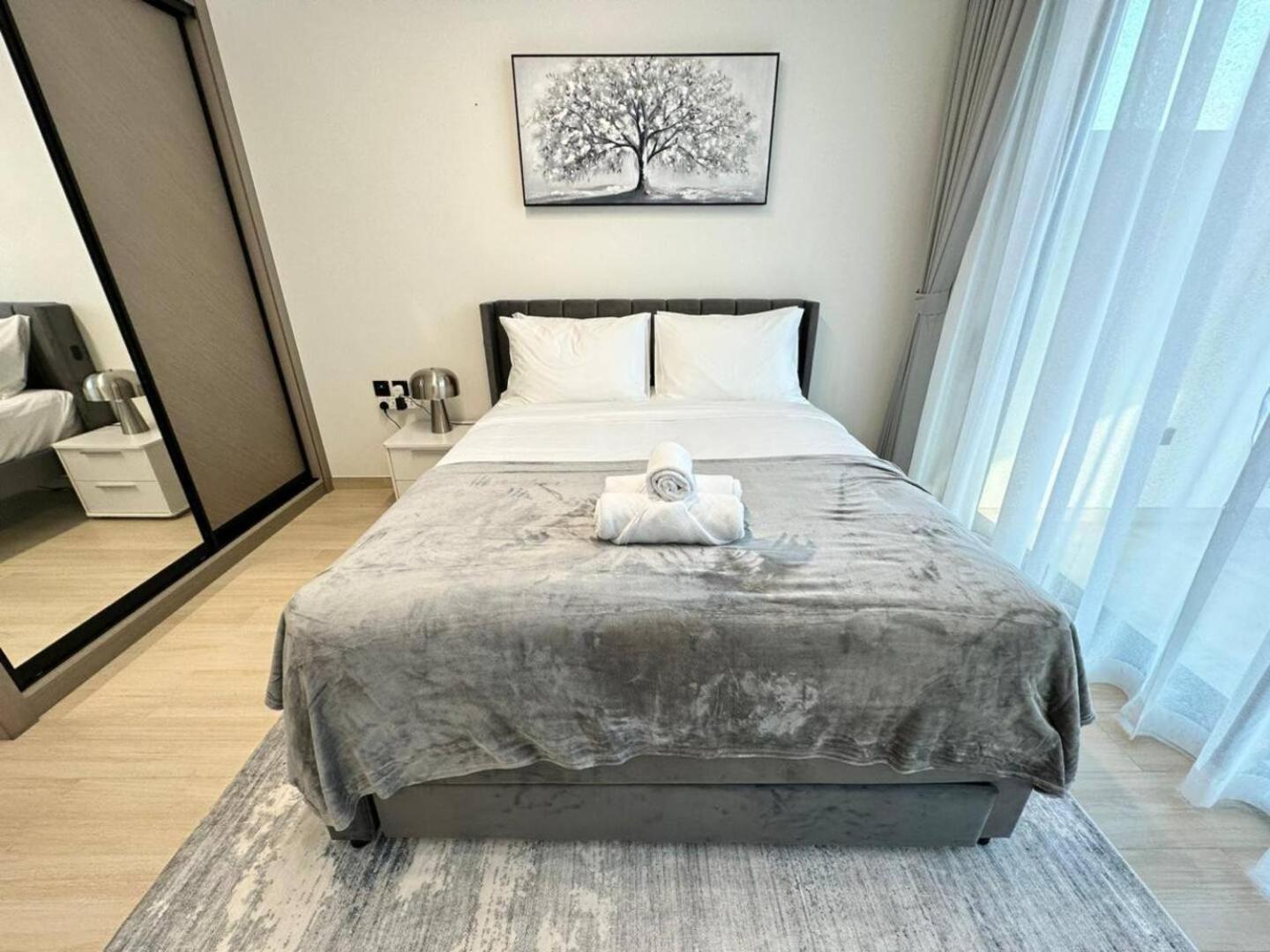 Roomy 1 Bedroom With Pool View
