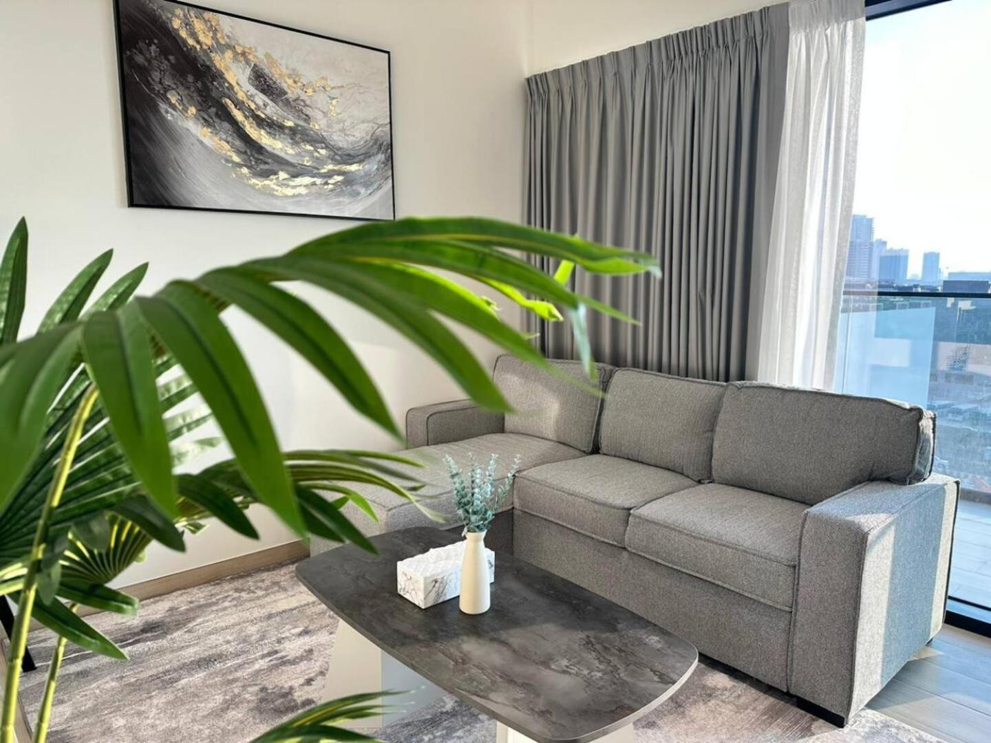 Roomy 1 Bedroom With Pool View Apartment *
