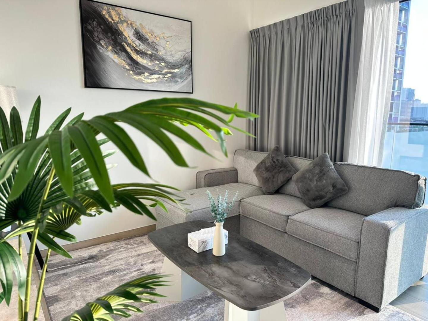 Roomy 1 Bedroom With Pool View