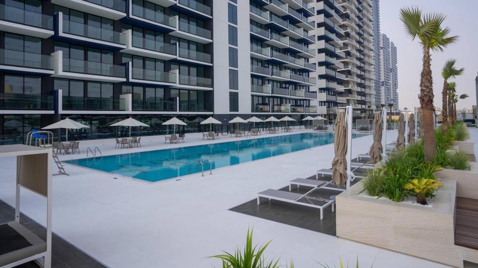 Roomy 1 Bedroom With Pool View Apartment *