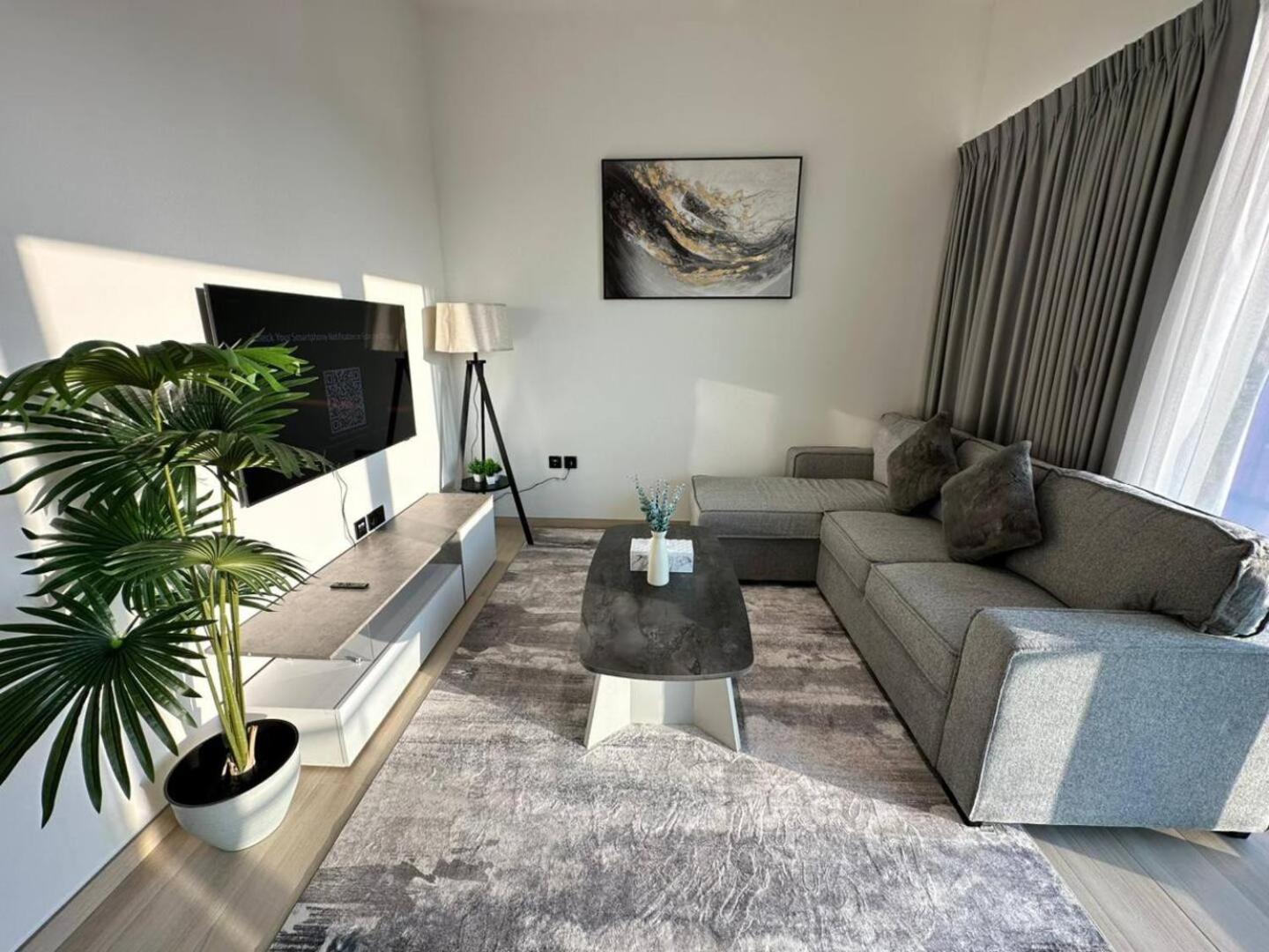 Apartment Roomy 1 Bedroom With Pool View Dubai