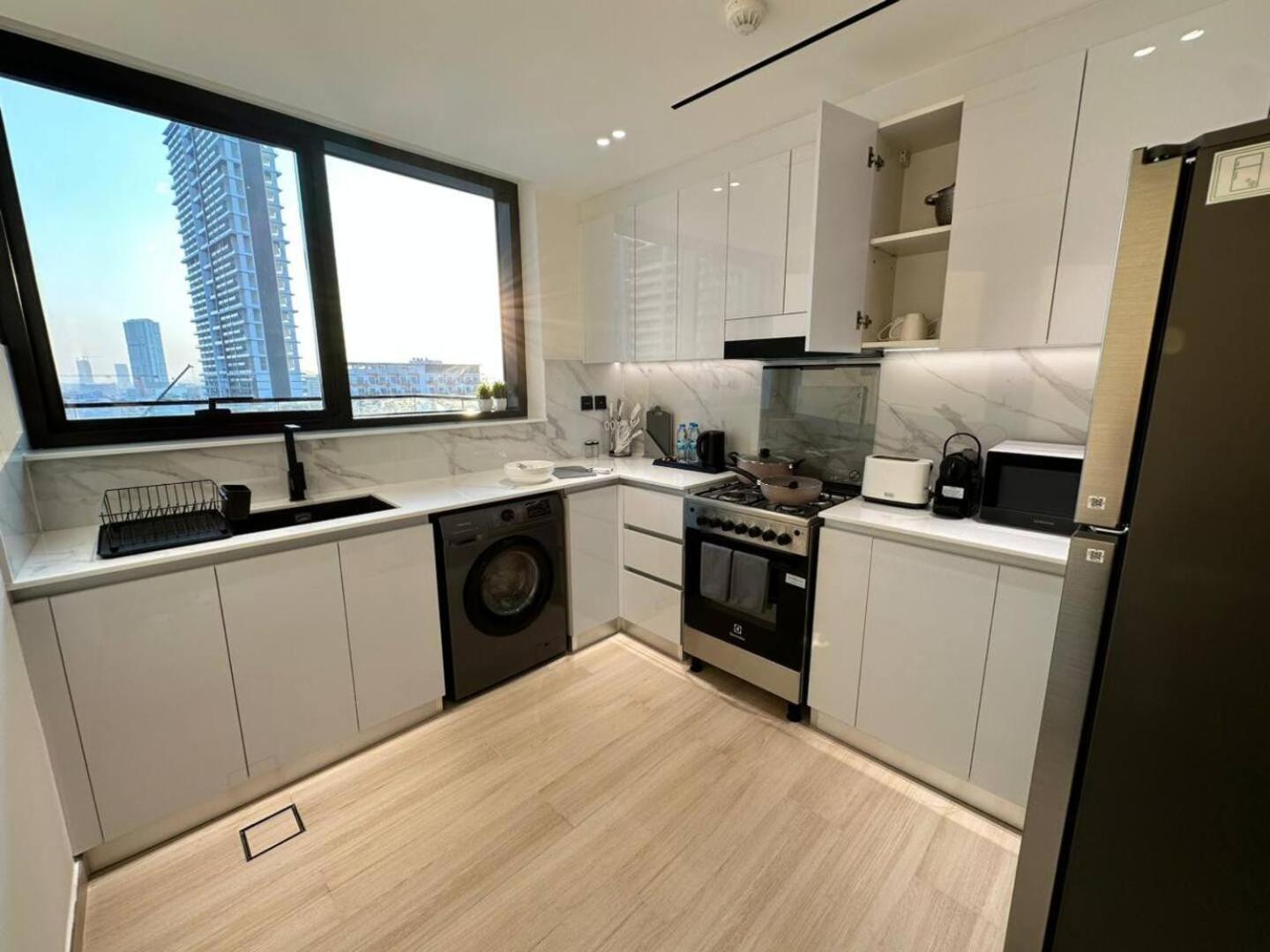Roomy 1 Bedroom With Pool View Apartment Dubai