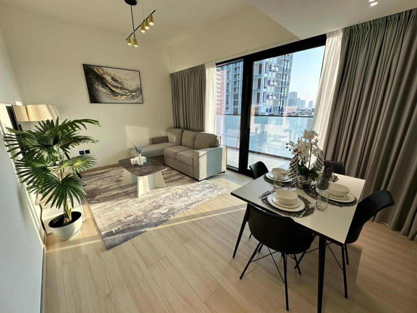 Roomy 1 Bedroom With Pool View