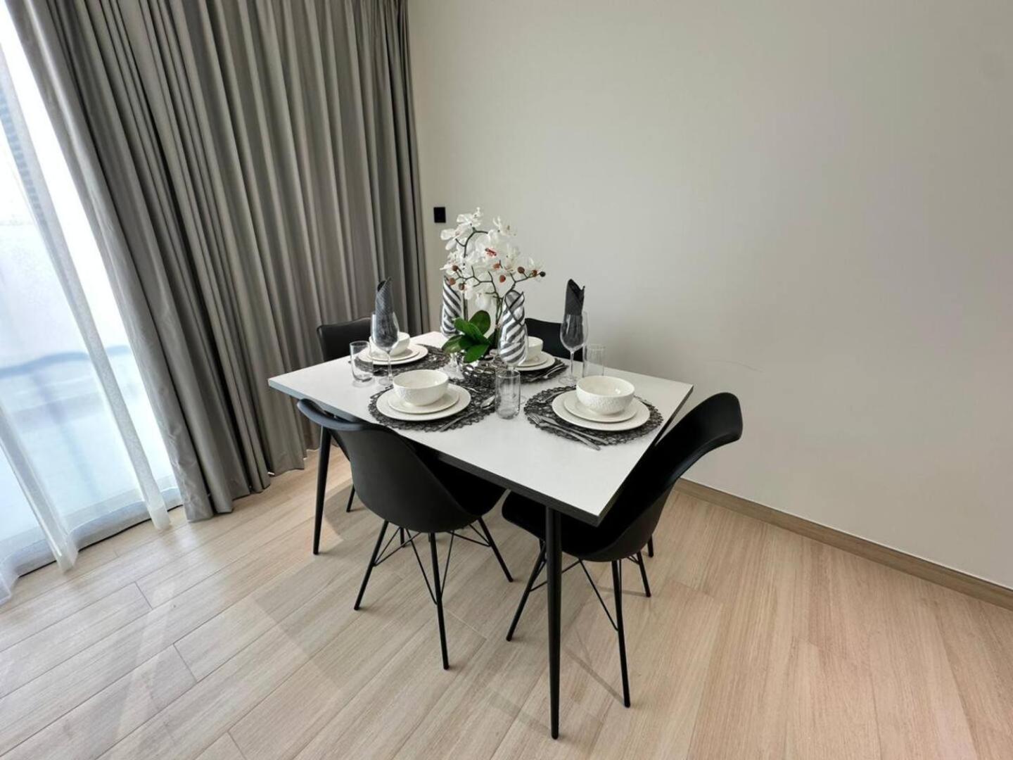 Roomy 1 Bedroom With Pool View Apartment