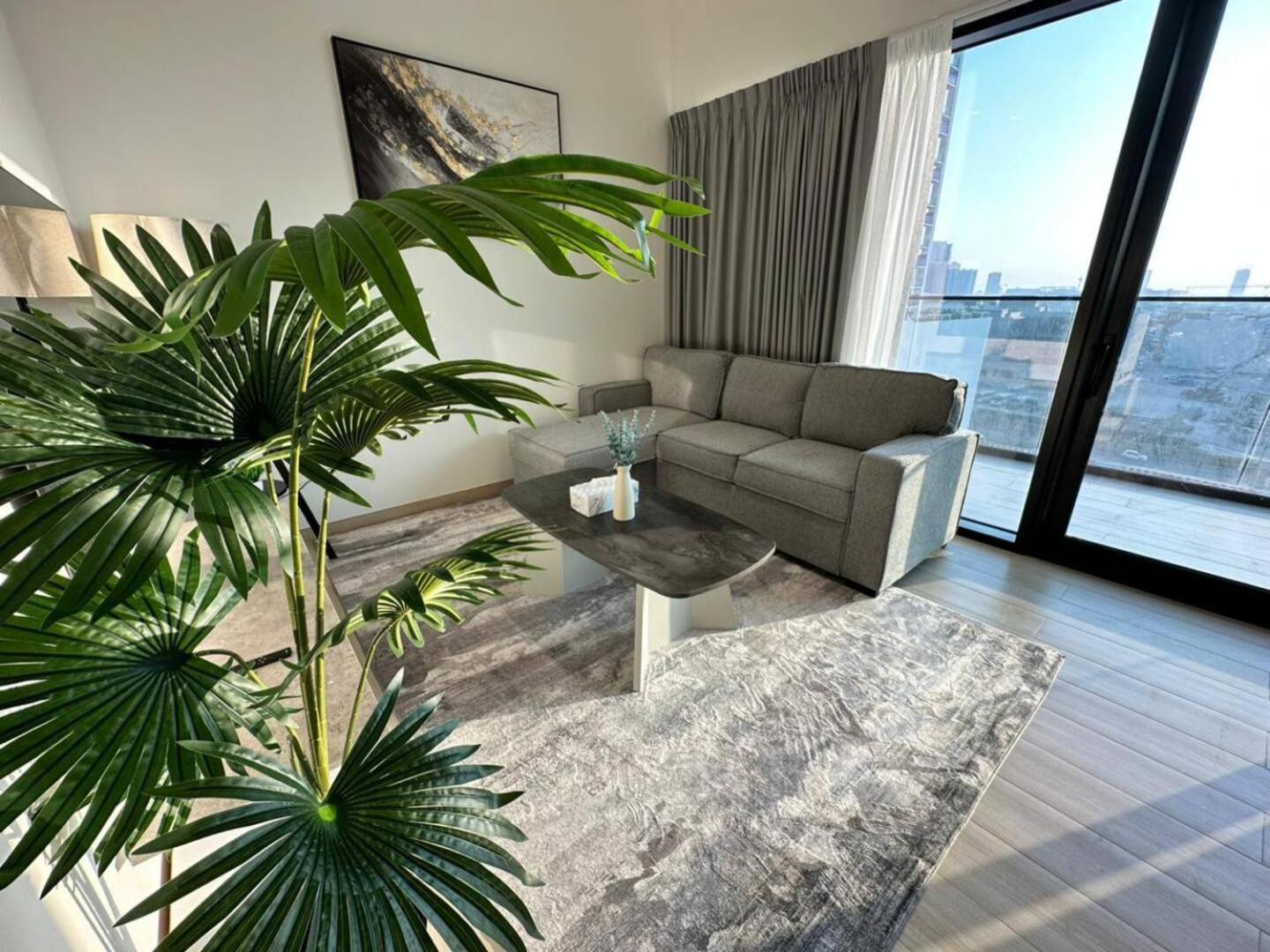 Roomy 1 Bedroom With Pool View Apartment *