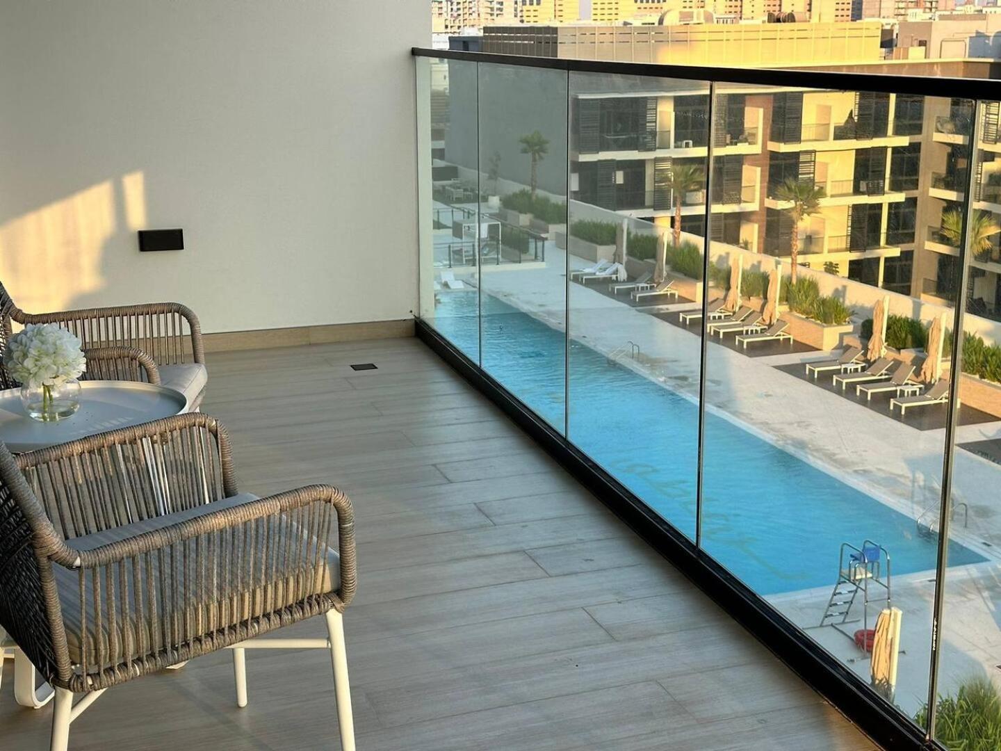 Roomy 1 Bedroom With Pool View