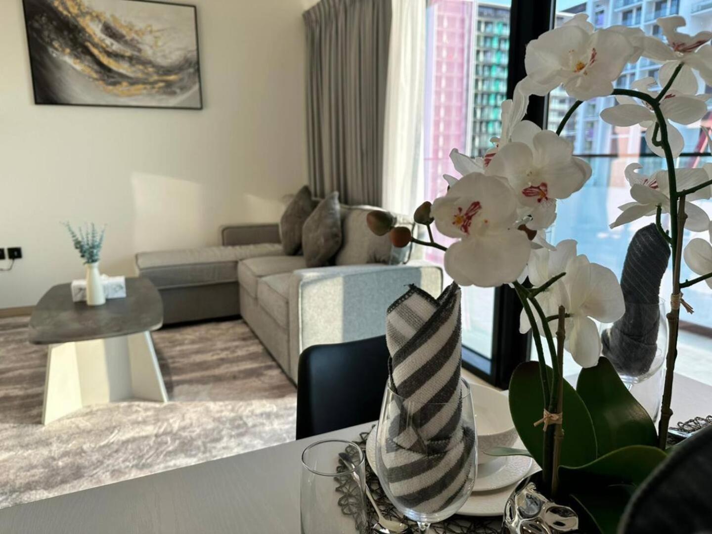 Roomy 1 Bedroom With Pool View