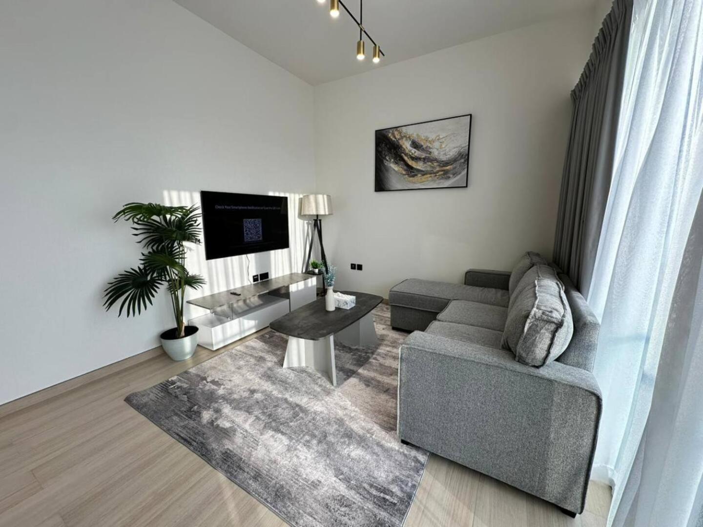Roomy 1 Bedroom With Pool View Apartment