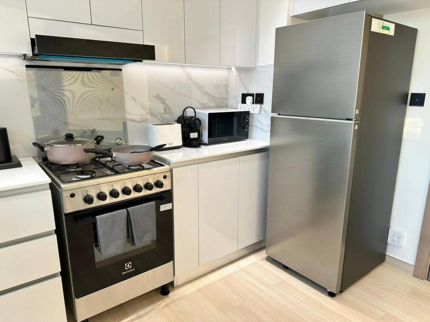 Apartment Roomy 1 Bedroom With Pool View *